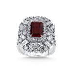 Zümrüt Kesim Kırmızı Taşlı Baget ve Yuvarlak Kesim Pırlanta Halo Desenli Yüzük – 14 Ayar Beyaz Altın