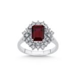 Zümrüt Kesim Kırmızı Taşlı ve Yuvarlak Kesim Pırlanta Halo Desenli Yüzük – 14 Ayar Beyaz Altın