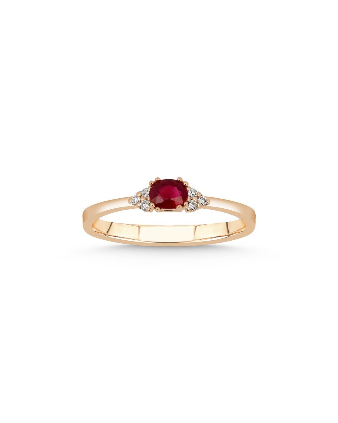 Oval Kesim Kırmızı Taşlı ve Yuvarlak Kesim Pırlanta Üçlü Küme Desenli Yüzük – 14 Ayar Rose Altın Oval Kesim Kırmızı Taşlı ve Yuvarlak Kesim Pırlanta Üçlü Küme Desenli Yüzük – 14 Ayar Rose Altın